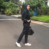 Bergaya sporty dengan busana serba hitam Laudya Cynthia Bella yang kini menetap di Malaysia menenteng tas Hermes Lindy berwarna hitam seharga US$ 9.000 atau sekitar Rp 124 juta. Foto: Dok. Instagram Laudya Cynthia Bella