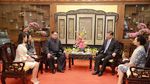 Gaya Kim Jong Un Pertama Kali Lawatan ke Luar Negeri Bareng Istri