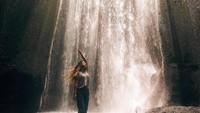 Libur long weekend Paskah ini, traveler bisa main ke Air Terjun Tukad Cepung. Sara Underwood saja sudah pernah ke sini. Kamu kapan? (Leyla Guseinova/Instagram)
