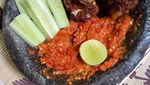 Huaah! Sedap Mantap Iga Penyet dengan Sambal dan Lalapan Kesukaan Netizen