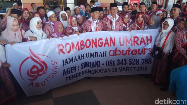  Jemaah umrah Abu Tours berfoto saat berada di Bandara Sultan Hasanuddin pada Rabu (28/3/2018) pagi