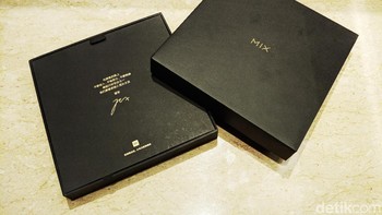 Saat membuka kotak, langsung disambut dengan pesan dan tanda tangan CEO dan Founder Xiaomi Lei Jun. Foto: Adi Fida Rahman/detikINET
