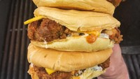 Doyan ayam goreng dan burger? Sandwich tumpuk 3 ini pasti memuaskan. Siap dilahap dengan iringan bir dingin. Yummy!Foto: Instagram: @Easey’s