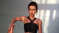 Untuk melatih fleksibilitas tubuh, Irina Shayk rutin yoga. (foto: instagram/irinashayk)