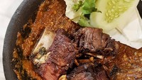 Paling enak menyantap iga penyet dengan sambal merah dan masih di dalam cobek, seperti menu makan siang @indoeatsgram. Foto: Instagram