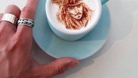 Selain lukisan-lukisan terkenal, Lee juga piawai melukis karakter Disney di atas latte buatannya. Mulai dari karakter Aladin, Jack Sparrow, hingga The Little Prince. Foto: Instagram @leekangbin91