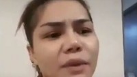 Saat live Instagram, netizen banyak yang singgung isu transgender ke Katty Butterfly lantaran efek Lucinta Luna. Di foto di atas, dia membantah tuduhan dulunya pria. Aku gak bohong. Paspor gak bisa bohong. Datang bulan gak bisa bohong. Alhamdulillah misses, aku DJ Butterfly. : DJ Butterfly / dj_kattybutterfly36