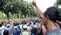 Massa berorasi menolak Permenhub 108 tentang taksi online.