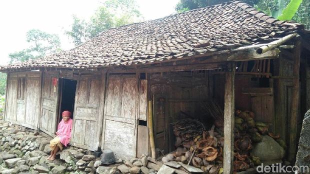 Mbah Semi dan rumah kayu tempat tinggalnya