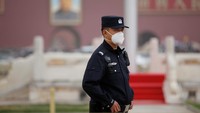 Petugas dan turis pun memakai masker di Tiananmen Square (Foto: Reuters)