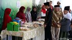 Jokowi Borong Dagangan Nasabah Bank Wakaf Mikro