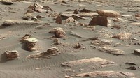 Foto jepretan Curiosity pada 26 Maret 2017 ini menunjukkan permukaan Mars. Foto diambil dengan Mastcam yang terpasang pada Curiosity. Ada banyak kamera dengan fungsi berbeda yang terpasang di tubuh robot NASA ini. Foto: NASA/JPL-Caltech/MSSS