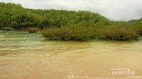 Pantai Teban memiliki ombak bersahabat, jadi cukup aman buat berenang (Alfry Royadi/dTraveler)