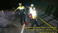 Bronjong tersebut amblas sedalam 40 meter dengan panjang kurang lebih 150 meter. Polisi menyebut ada 3 bangunan rumah makan roboh akibat kejadian ini. (Foto: Dok. Satlantas Polres Bogor)