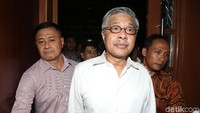 Nur Alam memasuki ruang sidang.