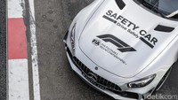 Tulisan safety car di bonnet mobil. Mercedes-AMG ini bakalan berkeliling setiap trek balap F1 selama 20 seri. Mobil ini disebut-sebut paling ideal untuk sebuah safety car karena telah melakoni tes di sirkuit Nurburgring.  Foto: Mercedes-Benz