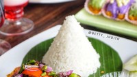 Iga penyet merupakan olahan iga khas Surabaya yang populer. Sebelum digoreng, iga diungkep dengan aneka bumbu dan rempah. Seperti milik @betty_judith. Foto: Instagram