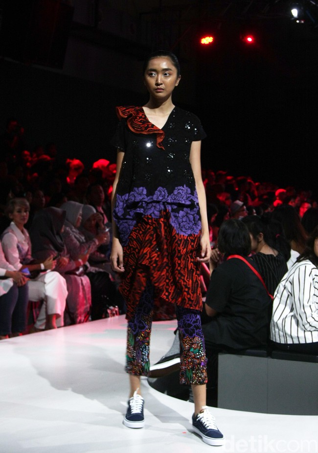Fashion show koleksi Rama Dauhan x Alleira Batik di Plaza Indonesia Fashion Week 2018, Jumat [23/3/2018]. Foto: Mohammad Abduh/Wolipop