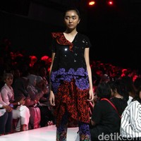 Fashion show koleksi Rama Dauhan x Alleira Batik di Plaza Indonesia Fashion Week 2018, Jumat [23/3/2018]. Foto: Mohammad Abduh/Wolipop