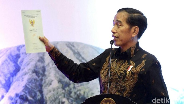 Bagikan Sertifikat Tanah di Malang, Jokowi: Tak Ada Pengibulan Bagikan Sertifikat Tanah di Malang, Jokowi: Tak Ada Pengibulan