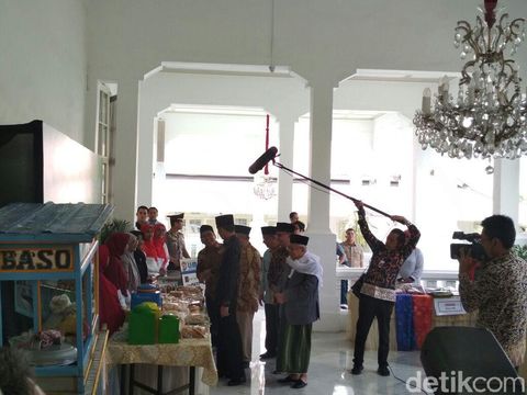 Jokowi borong produk dagangan nasabah bank wakaf