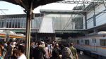 Foto: Desak-desakan di 1 Eskalator Stasiun Duri Demi Naik KRL