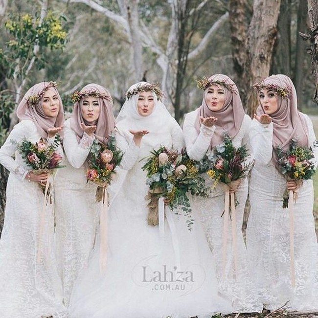 Untuk Anda yang senang tema rustic, gaya bridesmaid seperti ini bisa jadi pilihan. Kombinasi gaun berwarna putih, kerudung pashmina cokelat, dan headpiece floral ini tampak sangat cantik. Foto: Instagram