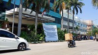 Di dalam spanduk juga berisi pesan tertulis kalau Hotel Alexis menutup seluruh kegiatan usaha dan tidak akan beroperasi lagi.