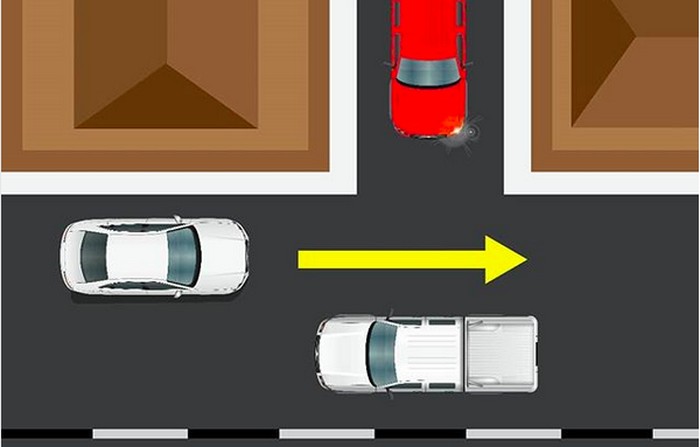 ering perilaku berkendara saling berebut mendahului dapat membahayakan sesama pengguna jalan. Termasuk memotong antrian hingga mengakibatkan terhambatnya pergerakan lalu lintas.
.
Kondisi tersebut tak seharusnya terjadi jika para pengguna jalan mematuhi Alat Pemberi Isyarat Lalu Lintas (APILL), rambu, marka jalan, serta memperhatikan kewajiban dan memberikan hak utama jalan kepada pengemudi lain.
.
Persimpangan merupakan salah satu titik temu lalu lintas yang sering mengakibatkan kemacetan. Oleh karena itu, pada persimpangan sebidang yang tidak dikendalikan dengan Alat Pemberi Isyarat Lalu Lintas, pengemudi wajib memberikan hak utama kepada kendaraan dari jalan utama, jika pengemudi tersebut datang dari cabang persimpangan yang lebih kecil atau dari pekarangan yang berbatasan dengan jalan. Hal itu pun telah diatur dalam UU No 22 Tahun 2009 tentang Lalu Lintas dan Angkutan Jalan pada Pasal 113 ayat 1 butir b.
