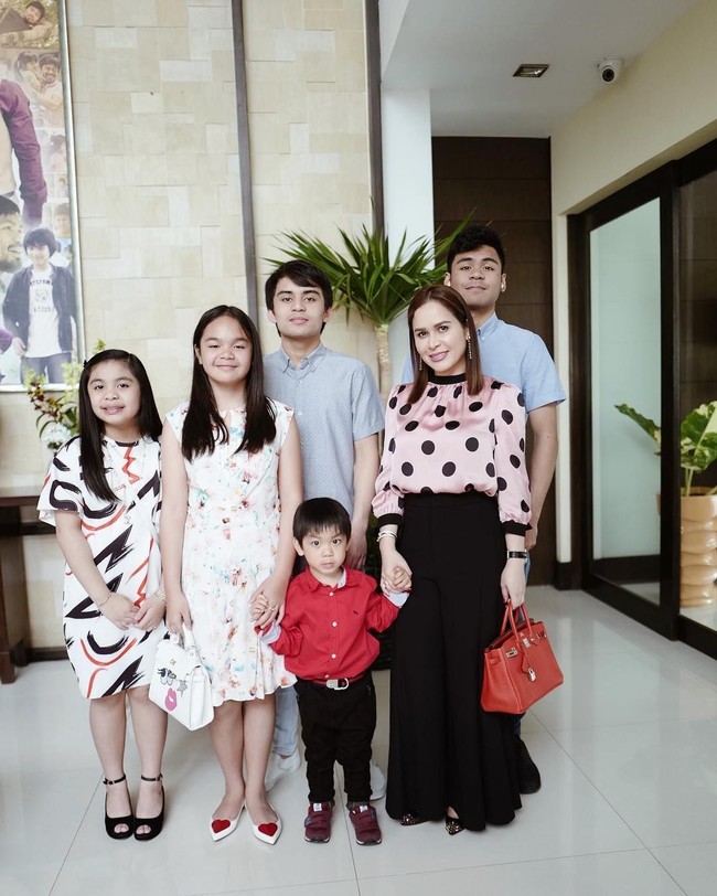 Berfoto bersama kelima anaknya sebelum berangkat ke gereja, Jinkee Jamora yang dibesarkan di keluarga religius bergaya membawa tas Hermes Birkin 25 cm Red Vermillon seharga US$ 16.500. Foto: Instagram JinkeePacquiao