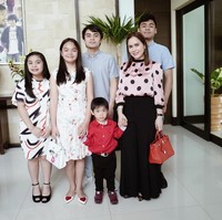 Berfoto bersama kelima anaknya sebelum berangkat ke gereja, Jinkee Jamora yang dibesarkan di keluarga religius bergaya membawa tas Hermes Birkin 25 cm Red Vermillon seharga US$ 16.500. Foto: Instagram JinkeePacquiao