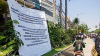 Sementara itu, Hotel Alexis masih dijaga ketat oleh security. Terlihat di depan loby hotel ada tiga security berseragam hitam yang sedang berjaga.