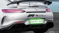 Safety car juga ada di bagian belakang mobil yang seksi. Foto: Mercedes-Benz