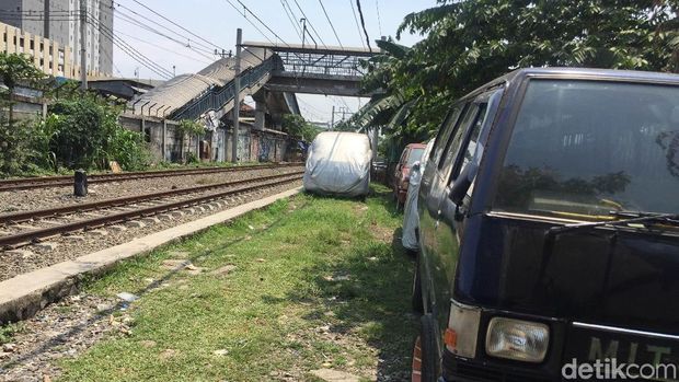 Penampakan mobil parkir di pinggir rel daerah Pademangan