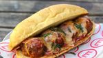 Asyiknya Menikmati Burger dan Bir Dingin di Bekas Gerbong Kereta Api Artistik Ini
