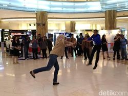 Demi Galaxy S9+ Mereka Rela Ditimpuk Bantal