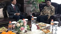 Berjumpa Duta Besar Vietnam HE Mr Hoang Anh Tuan... tulis Fahri dalam captions fotonya. Kali ini pak Dubes disuguhi makanan ringan seperti bolu dan buah buahan segar. Foto: instagram @fahrihamzah