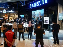 Demi Galaxy S9+ Mereka Rela Ditimpuk Bantal