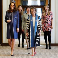 Coat dan dress biru memancarkan aura elegan seorang Duchess of Cambridge. Kate Middleton kembali tampil monokrom berbalut setelan Jenny Packham dan juga sepatu suede berwarna senada dari Jimmy Choo ketika datang ke Royal College of Obstetricians and Gynaecologists di London. Foto: Getty Images