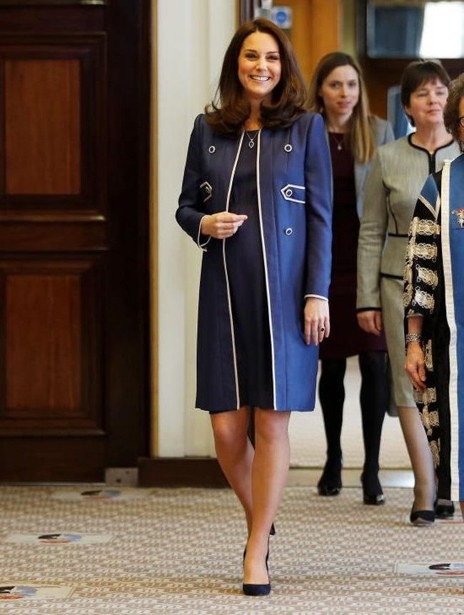 Coat dan dress biru memancarkan aura elegan seorang Duchess of Cambridge. Kate Middleton kembali tampil monokrom berbalut setelan Jenny Packham dan juga sepatu suede berwarna senada dari Jimmy Choo ketika datang ke Royal College of Obstetricians and Gynaecologists di London. Foto: Getty Images