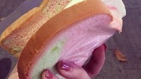 Ketika berlibur ke Singapura, Gina tidak pernah absen dari membeli es krim roti legendaris di jalanan Orchard.  Foto: Instagram @missnyctagina