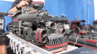 Berbagai jenis lokomotif kereta uap yang pernah beroperasi di Indonesia berhasil diciptakan miniaturnya oleh Abah Andi dengan tingkat detail bentuk yang hampir menyerupai aslinya. Mulai dari lokomotif uang jenis C-16, D-51, F-10 dan jenis lainnya. (Foto: Mochamad Solehudin/detikcom)