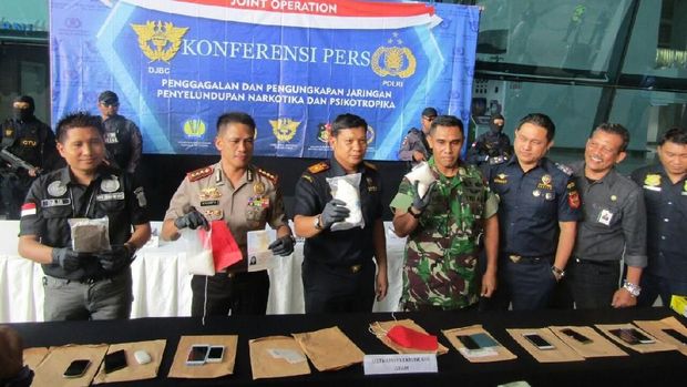Polisi-Bea Cukai Bandara Soekarno Hatta rilis barang bukti