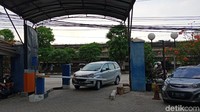 Foto: Meski plang 4Play ditutup, akses masuk kendaraan tetap berjalan seperti biasa. (Eva-detikcom)