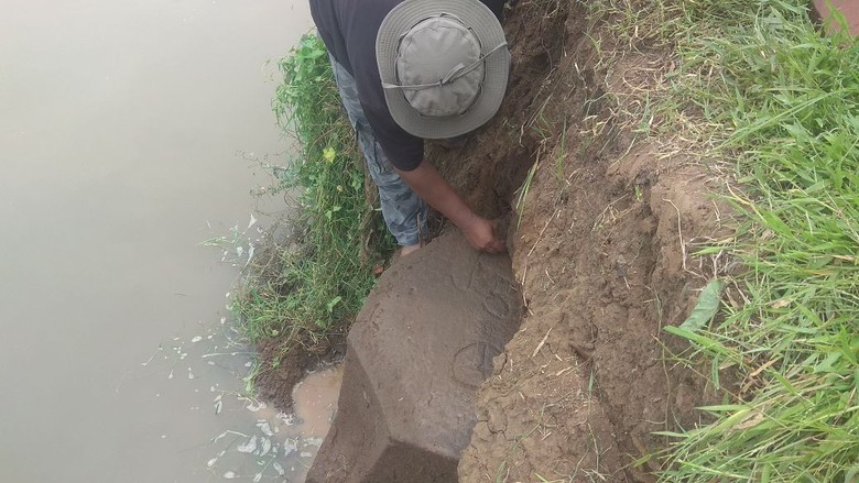Batu Prasasti Peninggalan Majapahit Ditemukan Warga Mojokerto Batu Prasasti Peninggalan Majapahit Ditemukan Warga Mojokerto