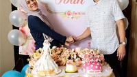 Romantisnya! Dengan hiasan serba pink dan tiga kue ulang tahun berbentuk cantik,Gina rayakan ulang tahun dengan suami tercinta. Foto: Instagram @missnyctagina