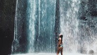 Sesampainya di air terjun, kesejukan akan langsung terasa. Traveler boleh mandi-mandi di air terjun cantik ini. (Kate Noize/Instagram)