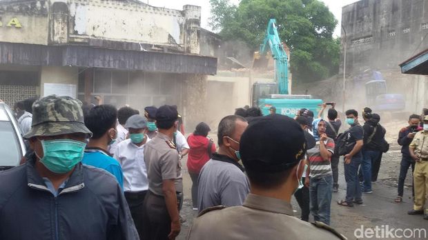 Pembongkaran eks Bioskop Indra Yogyakarta untuk revitalisasi Malioboro. 