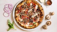 Hamparan roti dengan berbagai topping melimpah dan lelehan keju membuat pizza selalu mengunggah selera. Rasanya gurih ditambah dengan citarasa asam dari saus tomat dan gurihnya topping. Foto: Istimewa
