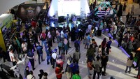 Tingginya antusiasme publik terlihat pula dari berjubelnya pengunjung di area display motor-motor Yamaha berteknologi Blue Core, termasuk yang teranyar skutik premium MAXI Yamaha yaitu Lexi. Pool/Yamaha.